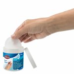 Trixie Augenpflege Einweg-Pads Hand entnimmt ein Pad