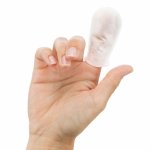 Trixie Ohrenpflege Einweg-Fingerpads auf dem Finger