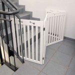 Trixie klappbares Hunde-Absperrgitter groß auf Treppe