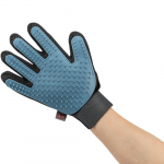 Trixie Fellpflege-Handschuh angezogen