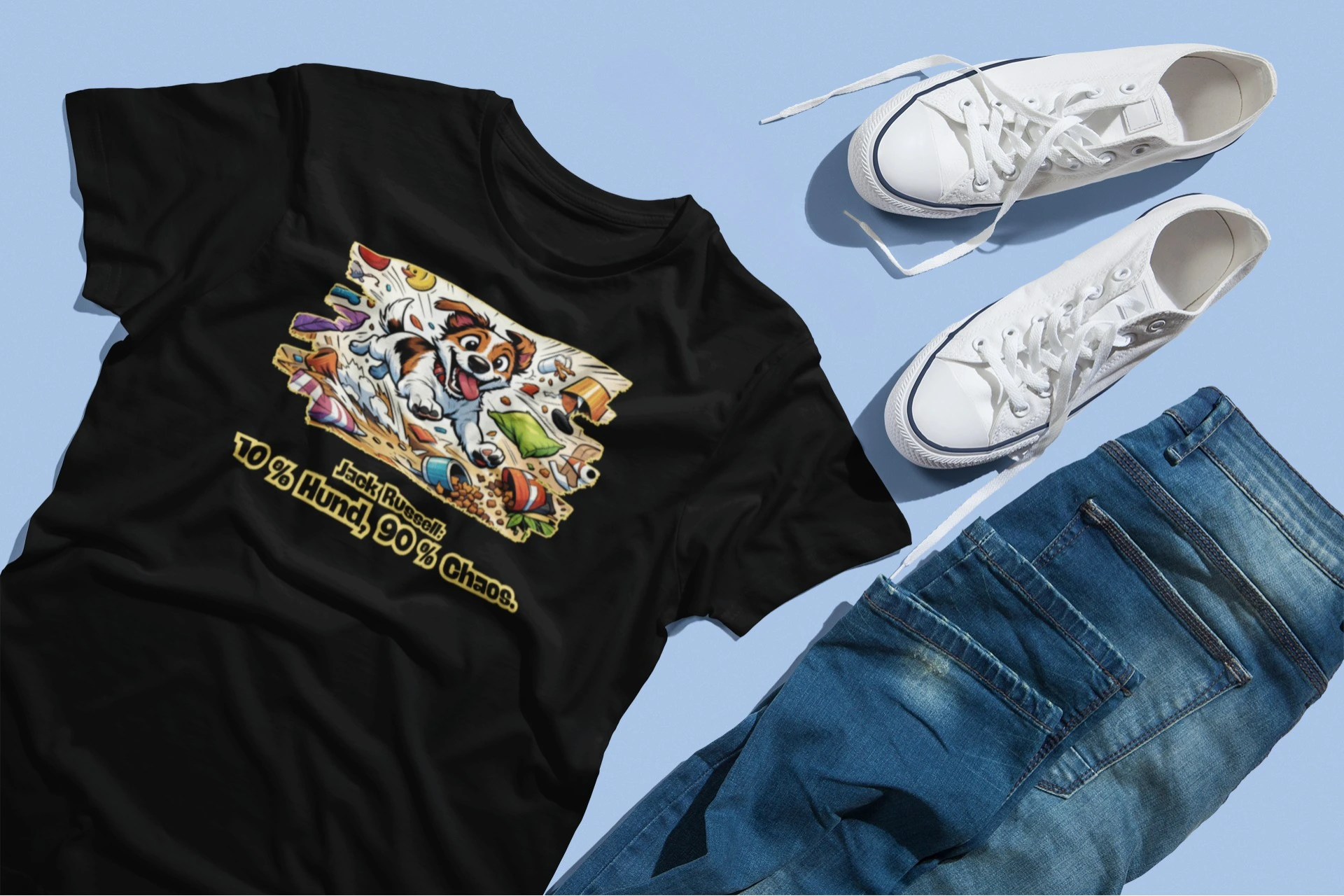 Schwarzes T-Shirt aus 100 % Baumwolle mit einem Comic-Jack-Russell, umgeben von Futter, Kissen Spielzeug, und dem Spruch „10 % Hund, 90% Chaos“.