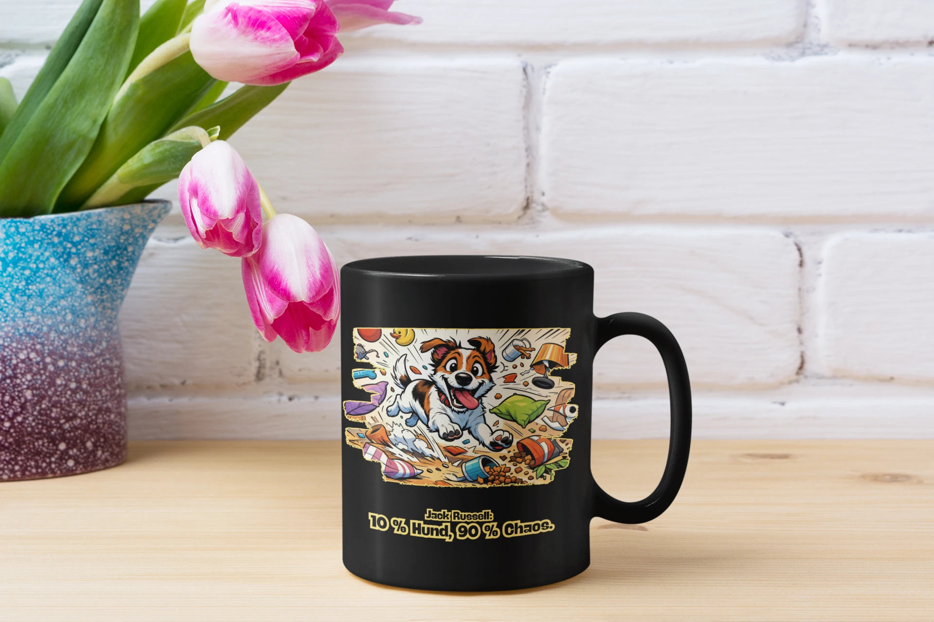 Schwarze Keramiktasse mit einem Comic-Jack-Russell, umgeben von Futter, Kissen Spielzeug, und dem Spruch „10 % Hund, 90% Chaos“.